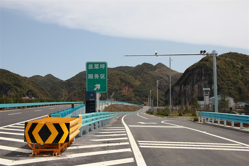 6267a192f031a.jpg 服務(wù)區(qū).jpg