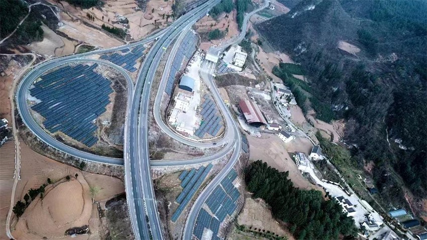 貴陽電氣控制設(shè)備有限公司承建畢威高速光伏項(xiàng)目 貴陽電氣控制設(shè)備有限公司承建畢威高速光伏項(xiàng)目