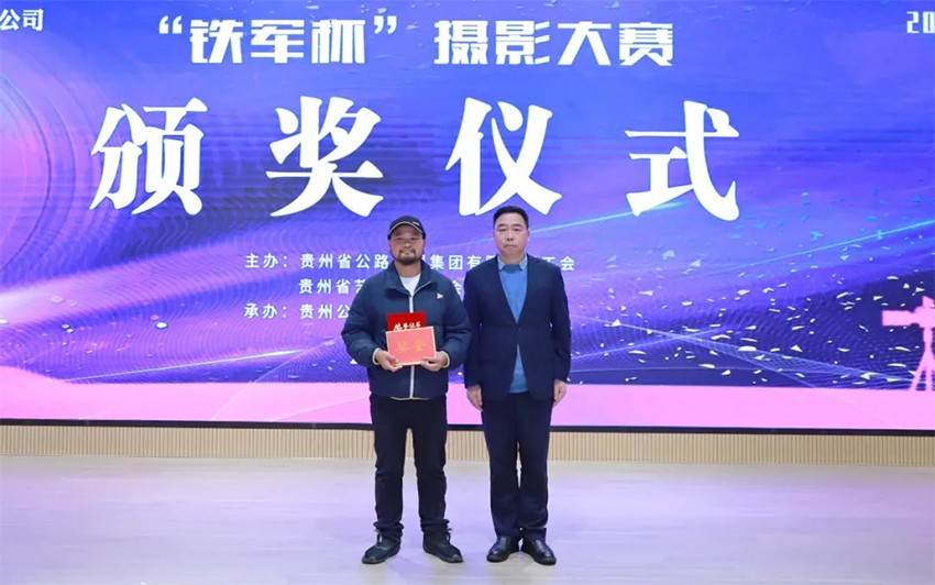 為一等獎作者頒獎 為一等獎作者頒獎