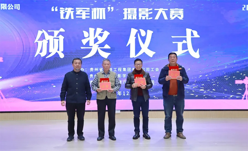 為二等獎作者頒獎 為二等獎作者頒獎