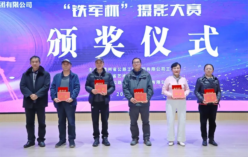 為三等獎作者頒獎 為三等獎作者頒獎