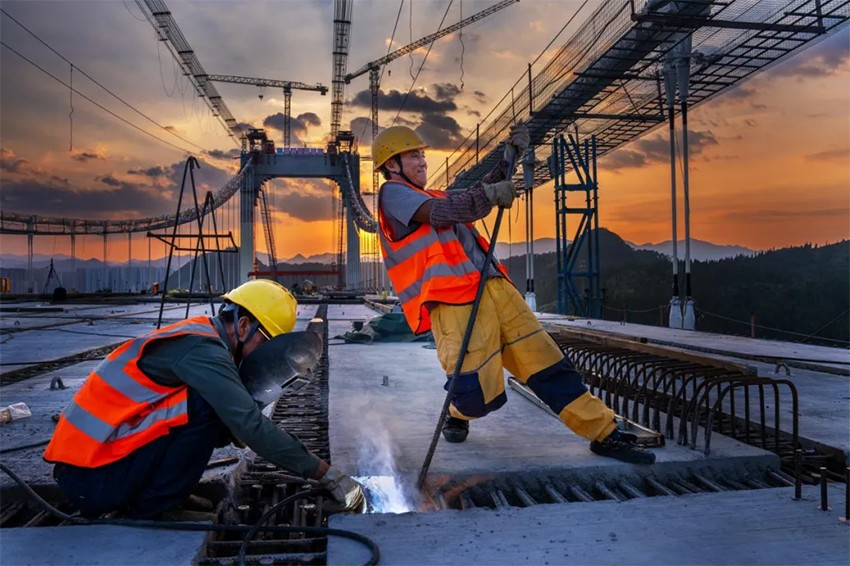 三等獎 《金州大橋建設(shè)者》 作者:徐慶一 三等獎 《金州大橋建設(shè)者》 作者:徐慶一